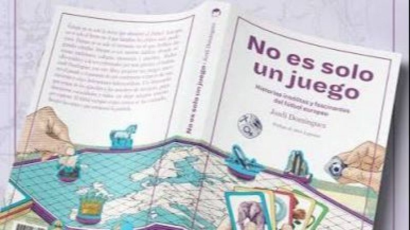 Libro "No es solo un juego" de Jordi Dom�nguez sobre mapa de Europa con fichas y dado de bal�n de f�tbol. Promoci�n de historias de f�tbol europeo.