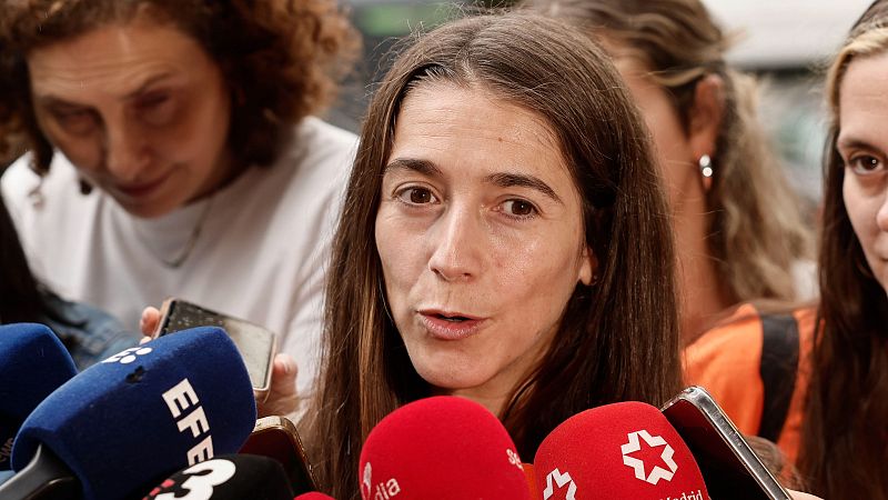 Mónica García, Ministra de Sanidad, habla ante micrófonos de EFE, Telemadrid y Onda Madrid. Se aprecian otros medios y personas al fondo en una rueda de prensa.