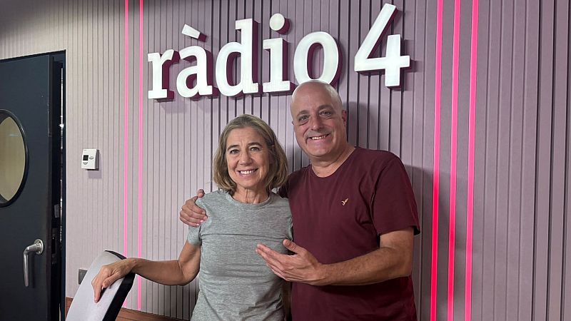 La chef Ada Parellada y el presentador Ramon Castell� posan sonrientes en el estudio de R�dio 4, decorado con luces LED rosas y el logotipo de la emisora al fondo.