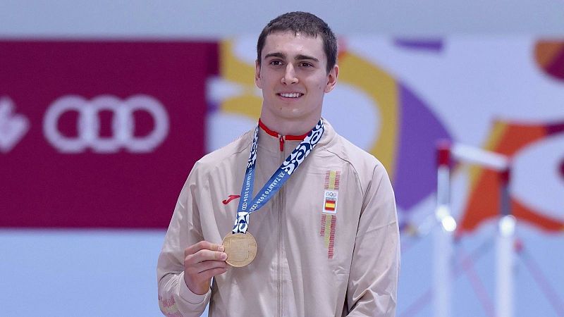 El gimnasta Ignacio Yockers sonr�e sosteniendo su medalla de oro de "RIMINI 2024", vistiendo la chaqueta oficial de la delegaci�n espa�ola con el escudo del COE.
