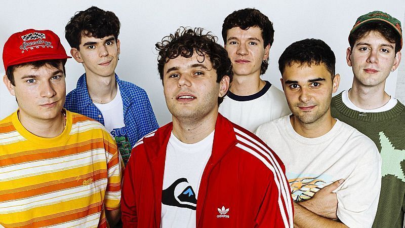 Los seis integrantes del grupo catal�n Sexenni posan con estilo urbano, vistiendo gorras, camisetas con gr�ficos y una chaqueta roja de Adidas sobre un fondo blanco.