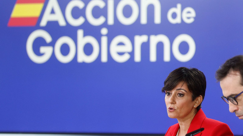 Isabel Rodr�guez habla en una rueda de prensa del Gobierno de Espa�a junto a F�lix Bola�os, ante un fondo azul con el cartel "ACCI�N de Gobierno".