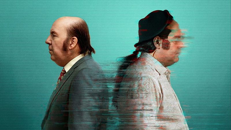 Retrato de Chiquito de la Calzada mostrando su doble faceta: un perfil serio de traje y otro cómico con sombrero, este último distorsionado por un efecto de glitch digital.