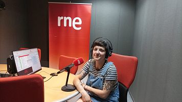 Leticia Baselgas: una panderetera reivindicando asturianidad