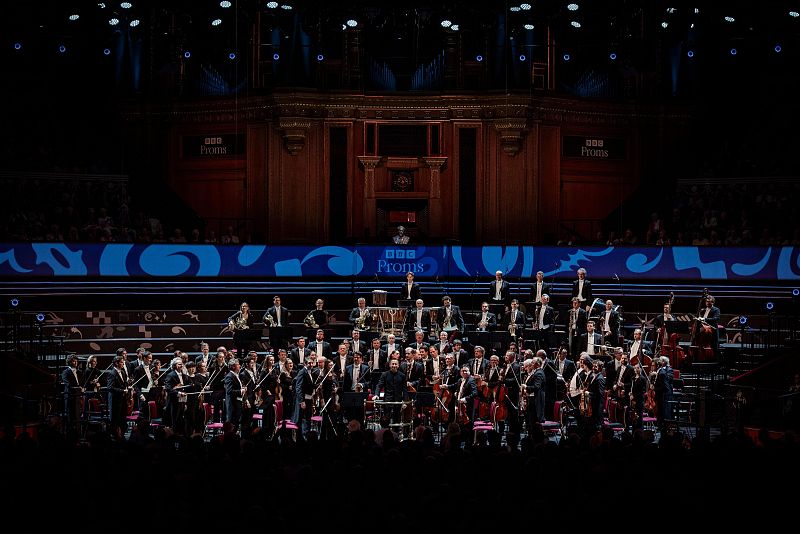 La orquesta Filarm�nica de Berl�n, dirigida por Kirill Petrenko, act�a en el Royal Albert Hall durante el festival BBC Proms, bajo un escenario iluminado en tonos azules y rojizos.