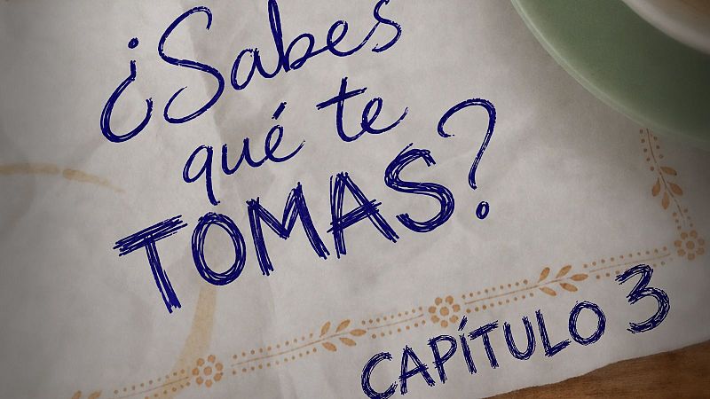 Servilleta blanca arrugada con mancha de caf� y texto manuscrito en azul que dice "�Sabes qu� te TOMAS? CAP�TULO 3".