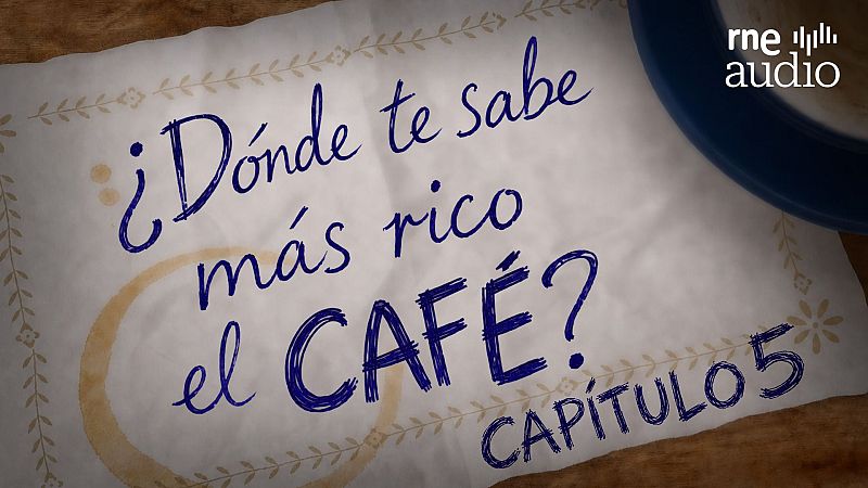 Vista cenital de una servilleta de papel sobre una mesa de madera con la inscripci�n manuscrita sobre el caf� y el logotipo de RNE Audio.