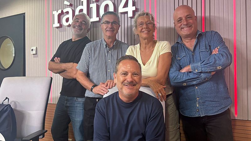 Pep Plaza, Joan Trias, Albert Lesan, Rosa de Diego y Toni Mar�n posan sonrientes en el estudio de R�dio 4, con paredes de madera, luces LED rojas y el logotipo de la emisora.