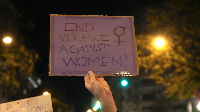 Una persona sostiene una pancarta en una manifestaci�n contra las violencias machistas con el mensaje 'end violence against women'.