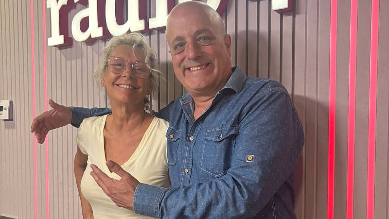 La actriz �ngels Gonyalons y el periodista Joan Trias posan sonrientes en un estudio con luces LED rosas y un letrero parcial que dice "r�dio".