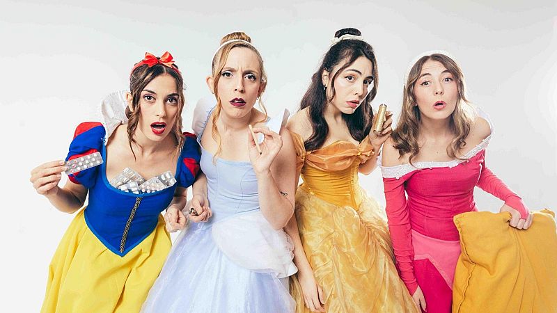 Cuatro actrices disfrazadas de princesas de cuento posan con expresiones c�micas y cansadas, sosteniendo objetos modernos como pastillas, un cigarrillo y una almohada sobre un fondo blanco.