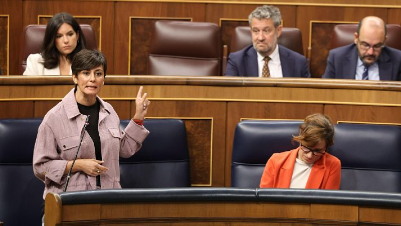 Isabel Rodr�guez habla de pie en el Congreso junto a Diana Morant, sentada a su lado, y los ministros Sira Rego, Jos� Luis Escriv� y Jordi Hereu en la fila de atr�s del banco azul.