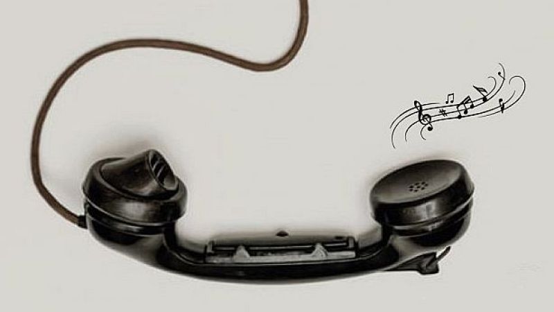 Ilustraci�n minimalista de un auricular de tel�fono antiguo negro con un cable marr�n y un pentagrama con notas musicales flotando sobre �l, sobre un fondo gris.