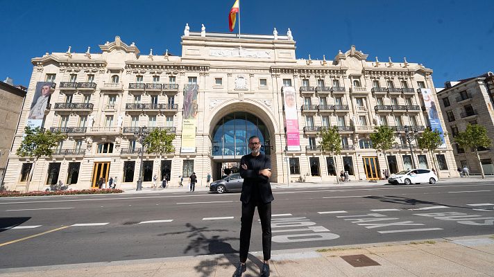 El arquitecto David Chipperfield posa frente a la sede del Banco Santander en Santander, con las palabras \"BUS\", \"TAXI\" y \"MOTO\" pintadas en el asfalto ante él.