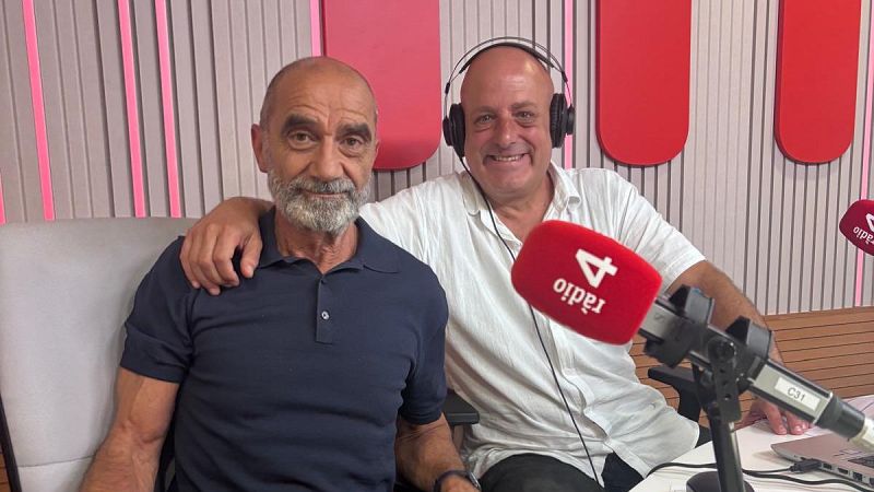 El actor Carles Sans y el periodista Ramon Castell� sonr�en juntos en el estudio de 'El mat� de R�dio 4' junto a un micr�fono con el logotipo de la emisora.