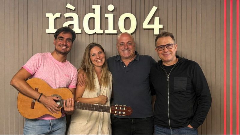 Sergi Mas, Ramon Castell� y dos invitados, uno de ellos con una guitarra, posan sonrientes en el estudio de R�dio 4 frente a una pared de madera con el logotipo de la emisora.