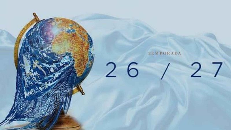 Globo terr�queo cubierto por un mant�n de Manila bordado sobre fondo satinado celeste, junto al texto 'TEMPORADA 26 / 27'.