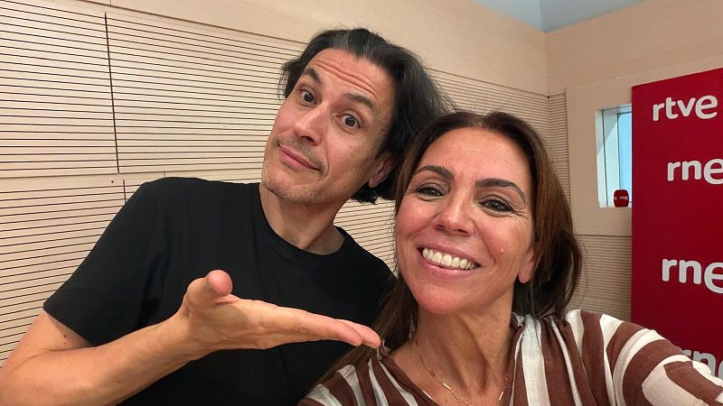 �ngel Mart�n y Susana Santaolalla se toman un selfie sonrientes en un estudio de RNE, con paneles ac�sticos y logotipos de RTVE de fondo.
