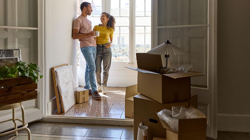 Una pareja en su nueva vivienda durante la mudanza (archivo)