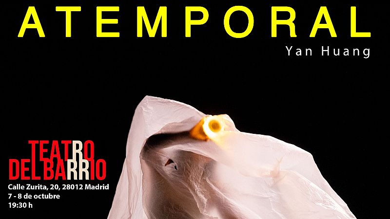 Cartel sobre fondo negro con el título ATEMPORAL en amarillo, una figura envuelta en plástico translúcido con luz interior y los datos de la función en Madrid.