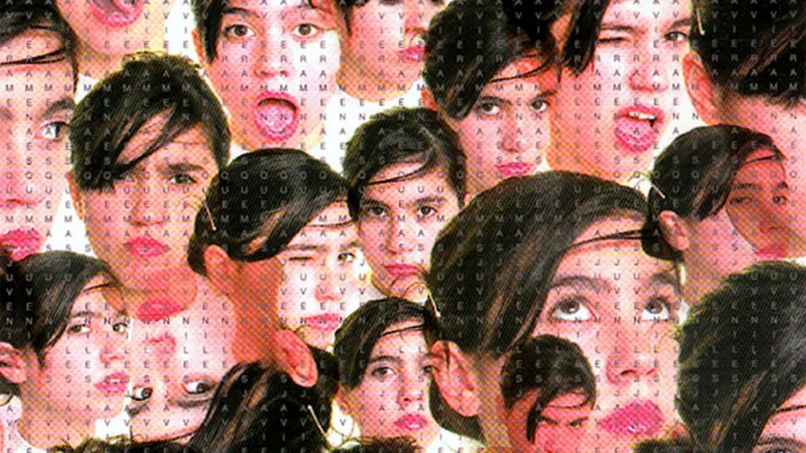 Collage digital apaisado con m�ltiples rostros de una mujer joven y expresiva, cubiertos por una trama de texto en negro.