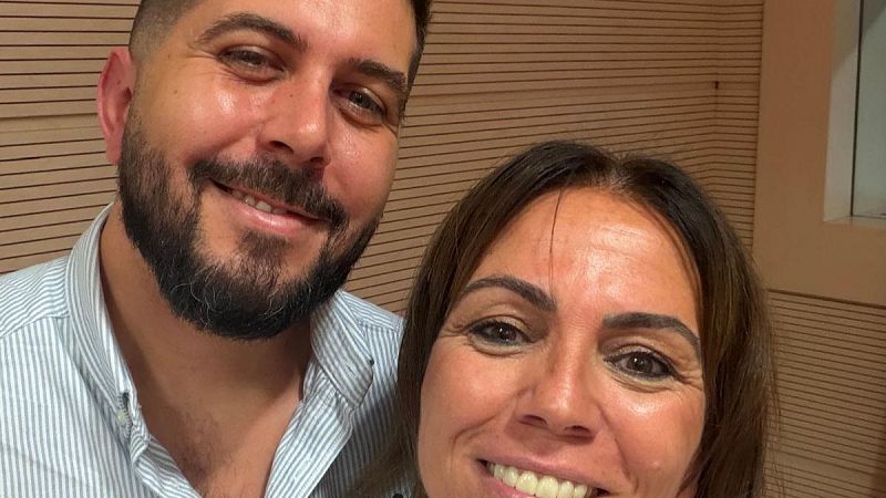 La periodista Susana Santaolalla y el historiador Rubén Montoya posan sonrientes en un estudio de radio con paneles acústicos de madera.