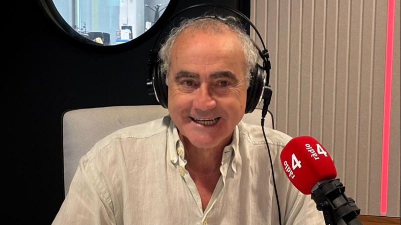 Ernest Pascual sonr�e en un estudio de radio luciendo auriculares y un micr�fono con espuma roja de r�dio 4.