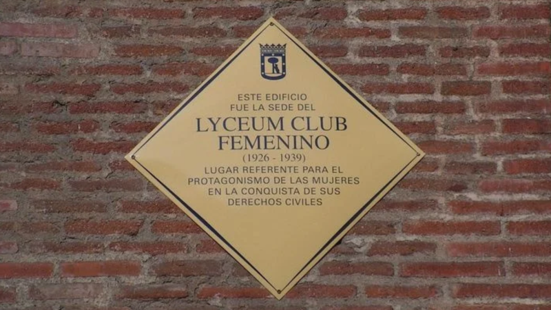 Placa conmemorativa de latón en una pared de ladrillo que recuerda al Lyceum Club Femenino.
