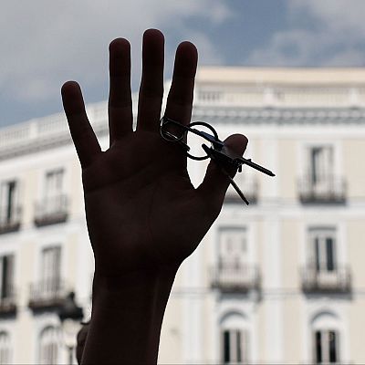 Una persona con las llaves de su casa en Sol