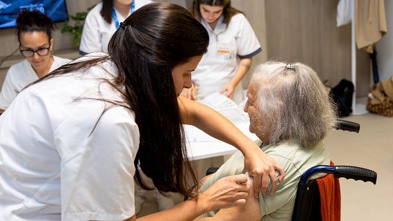 Arrenca la vacunaci� de la grip i la covid per als col�lectius de risc