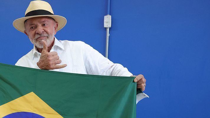 Lula posa con la bandera de Brasil tras votar en un colegio electoral en São Bernardo do Campo