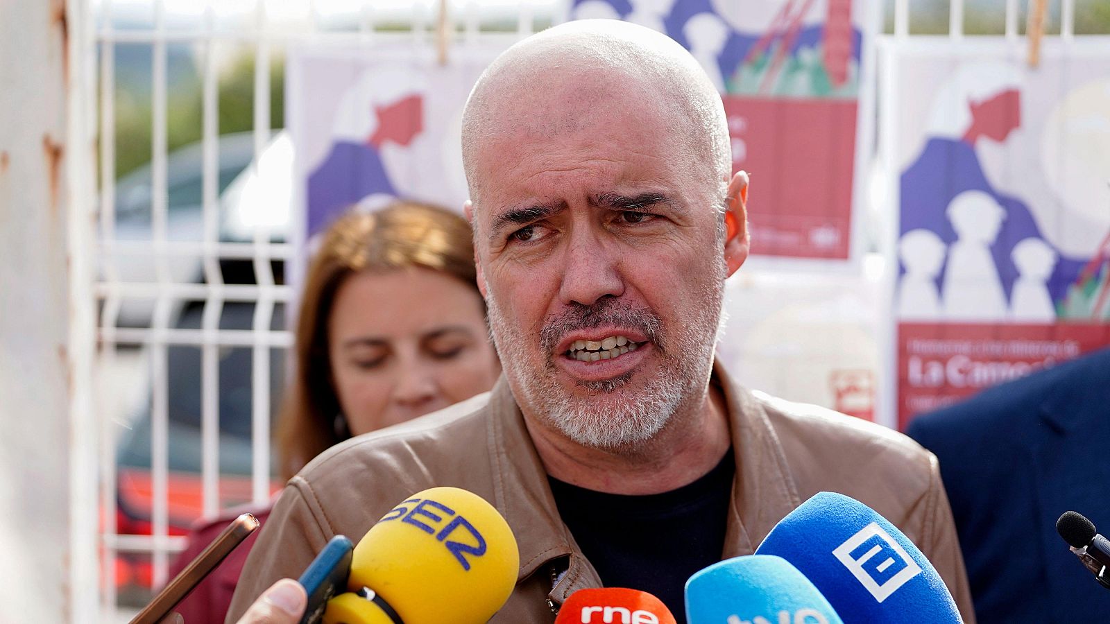 Sordo (CCOO): "La mejor manera de concurrir en esa movilización social es una convocatoria de huelga de 24 horas" Unai Sordo, secretario general de CCOO, ofrece declaraciones ante la prensa rodeado de micrófonos de diversos medios de comunicación.