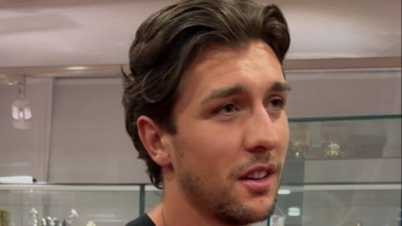 Primer plano del futbolista Berto González con cabello castaño ondulado, ojos claros y barba corta, mostrando una expresión neutra ante la cámara.