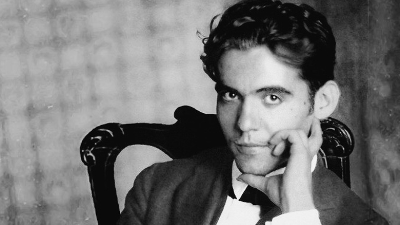 Retrato en blanco y negro de Federico García Lorca en su juventud, sentado y con pose reflexiva.