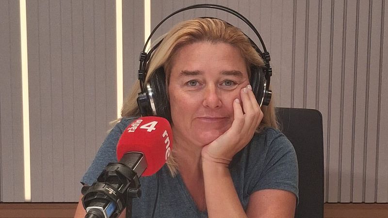 La periodista Imma Sust posa en un estudio de radio con auriculares y un micr�fono con espuma roja de r�dio 4 y rne, apoyando la barbilla en su mano.