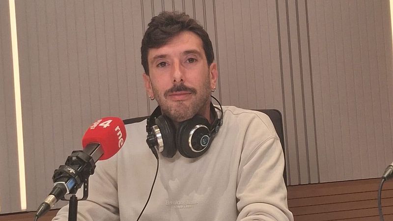 El periodista Marc Llibre en un estudio de radio con paneles ac�sticos, un micr�fono con antipop rojo y auriculares.