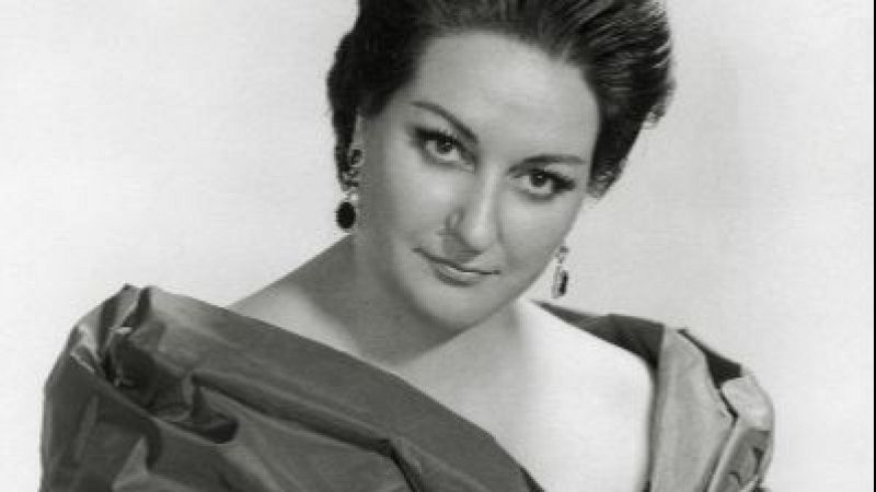 Retrato en blanco y negro de la joven soprano Montserrat Caball� mirando a la c�mara con una expresi�n serena.