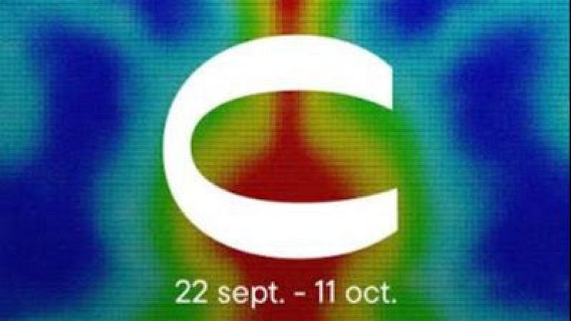 Cartel digital contempor�neo con fondo de mapa de calor en tonos azules y rojos, una letra �C� blanca en el centro y las fechas �22 sept. - 11 oct.� abajo.
