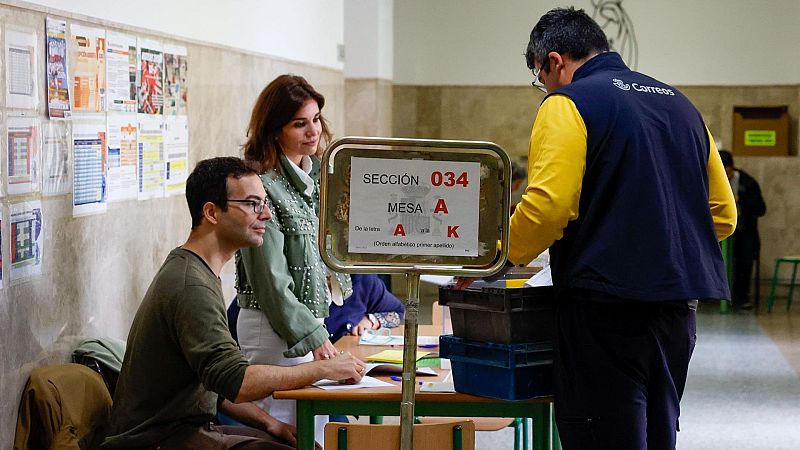 Trabajador de Correos en mesa electoral durante comicios