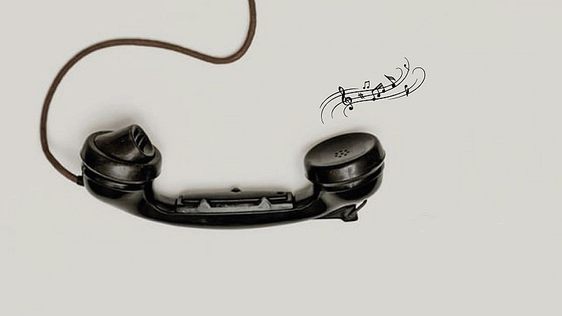 Composici�n minimalista con un auricular de tel�fono vintage negro sobre fondo blanco y un pentagrama con notas musicales dibujadas encima.