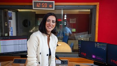 Luz Carmen Herrera , conductora de "Somos iguales", en los estudios de RNE