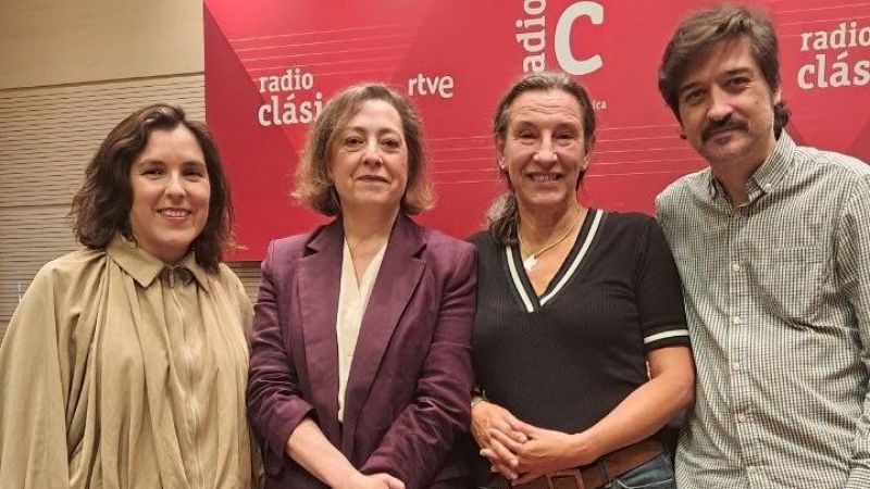 Cuatro personas posan sonrientes ante un panel rojo con logotipos de radio y televisi�n.