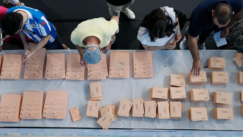 Imagen de archivo de votantes escogiendo sus papeletas para las elecciones generales de 2023.