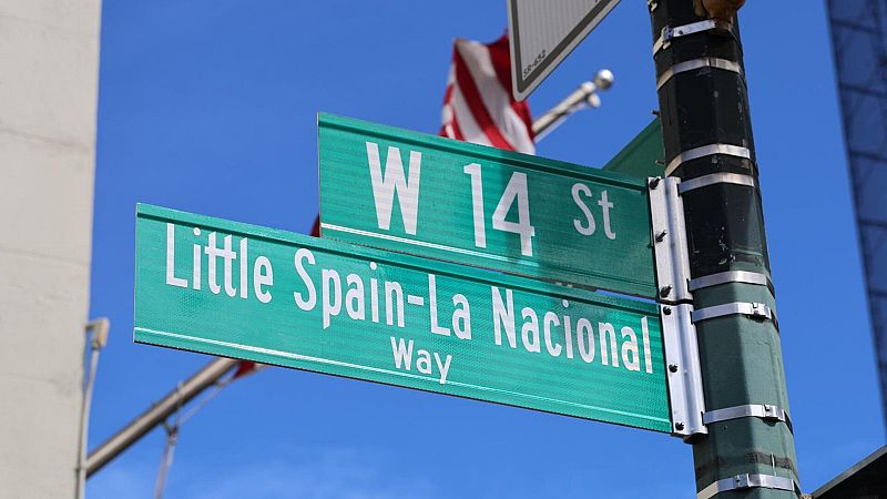 Placa con el nombre  'Little Spain - La Nacional Way' en la Calle 14 de Nueva York