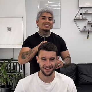 César Llamuca, el barber viral dels futbolistes