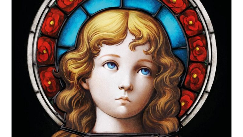 Vidriera art�stica en primer plano con el rostro de una ni�a de ojos azules y aureola decorada con rosas rojas.