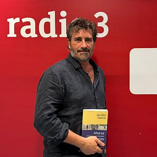 Jacobo García relata narcos, golpes de Estado y terremotos en 'Años luz'