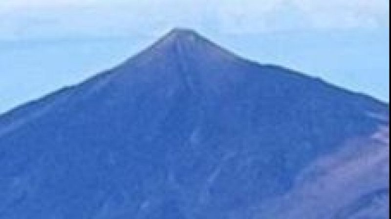 La cumbre del Teide en Tenerife bajo la luz fr�a y azulada del amanecer con un cielo despejado de fondo.