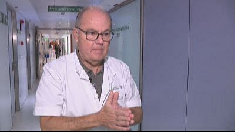 El m�dico Antoni Trilla, con bata blanca y gafas, gesticula con las manos en el pasillo de un hospital.