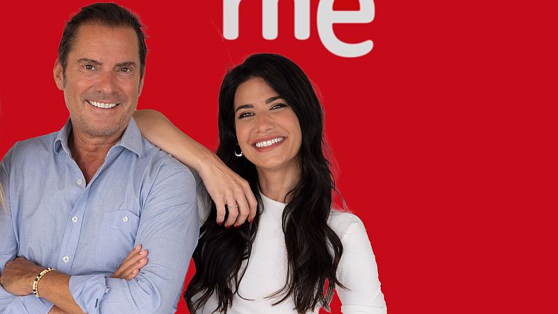 Fotograf�a promocional sobre fondo rojo de un hombre de mediana edad y una mujer joven posando sonrientes y en actitud cercana.